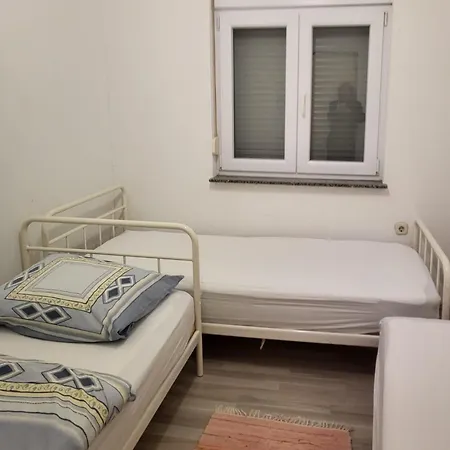 Apartment Fuer 4 Personen Im Eg Razanac